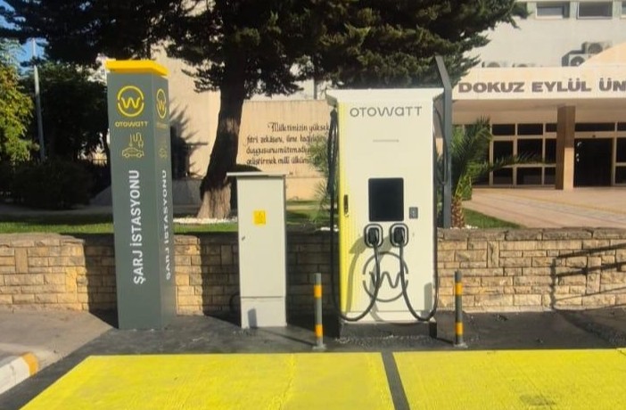 Dokuz Eylül Üniversitesi Alsancak Rektörlük’te Hızlı ve Güvenilir Şarj Hizmeti Başladı!